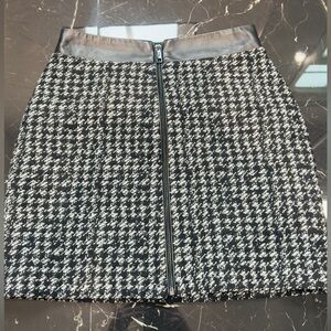 The Kooples Women's Zip Front Mini Skirt
Size small 

SHORT BLACK TWEED SKIRT